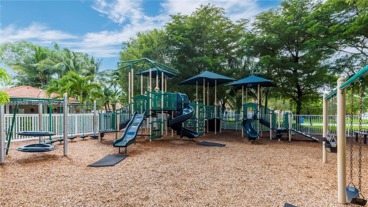 合同活跃: $939,000 (5 贝兹, 3 浴室, 2730 平方英尺)