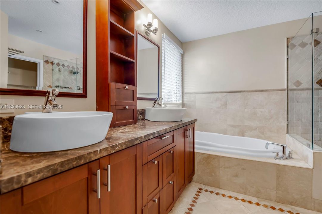 合同活跃: $939,000 (5 贝兹, 3 浴室, 2730 平方英尺)