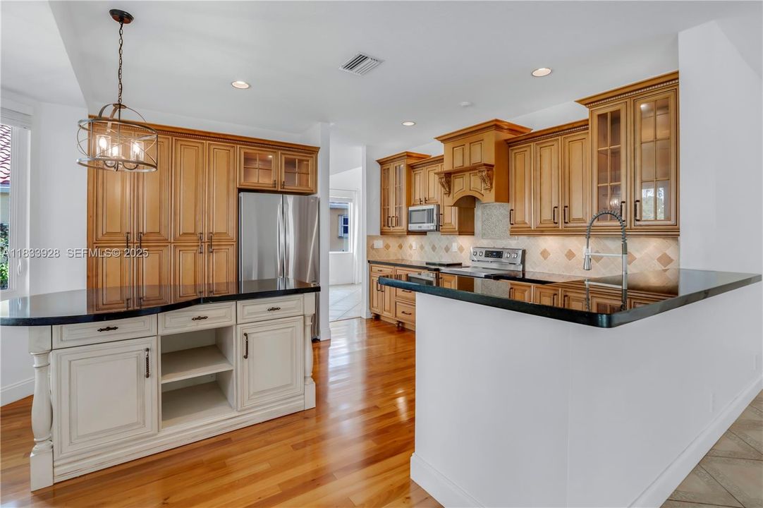 合同活跃: $939,000 (5 贝兹, 3 浴室, 2730 平方英尺)