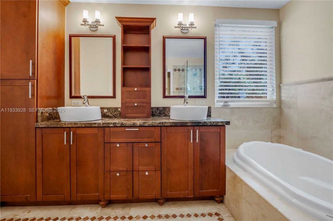 合同活跃: $939,000 (5 贝兹, 3 浴室, 2730 平方英尺)