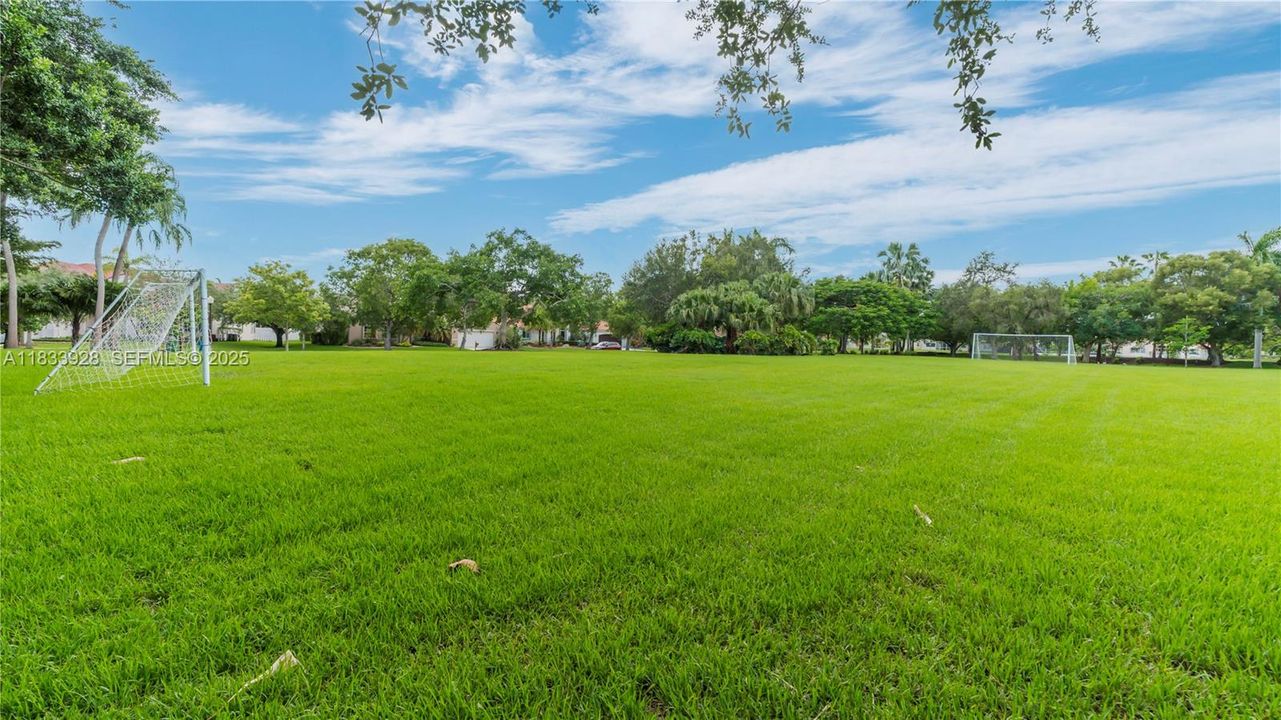 合同活跃: $939,000 (5 贝兹, 3 浴室, 2730 平方英尺)