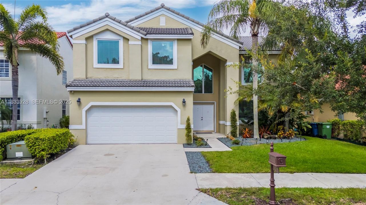 合同活跃: $939,000 (5 贝兹, 3 浴室, 2730 平方英尺)