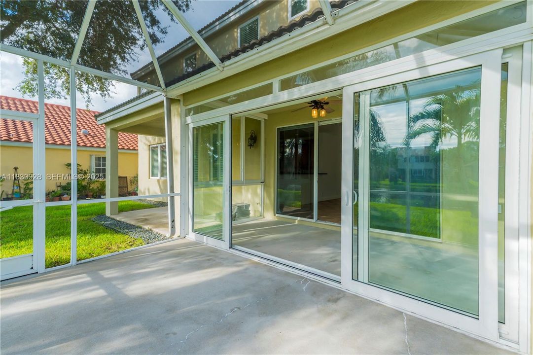 合同活跃: $939,000 (5 贝兹, 3 浴室, 2730 平方英尺)