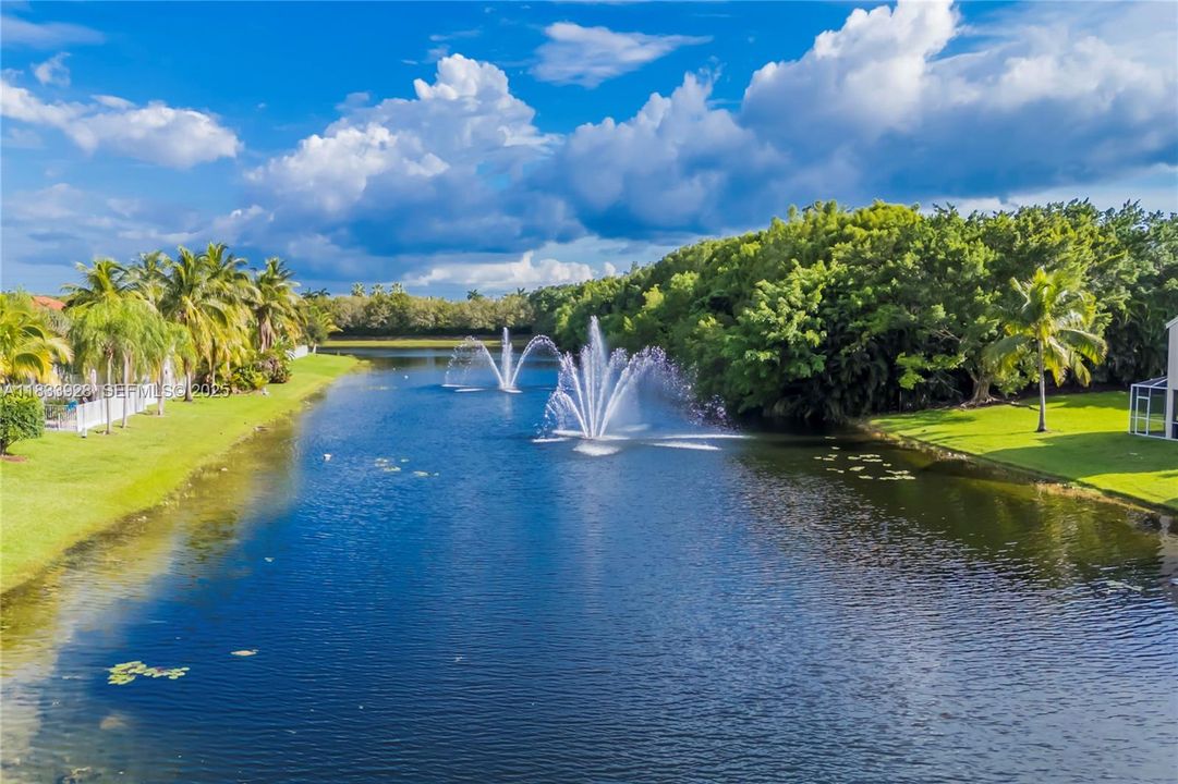 合同活跃: $939,000 (5 贝兹, 3 浴室, 2730 平方英尺)