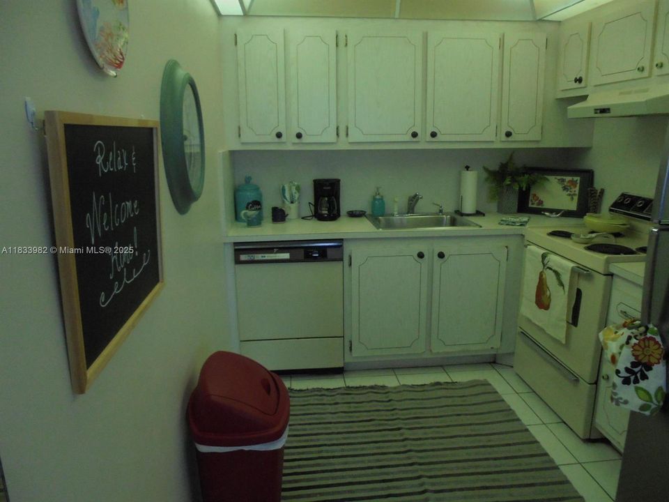 待售: $105,000 (2 贝兹, 1 浴室, 819 平方英尺)