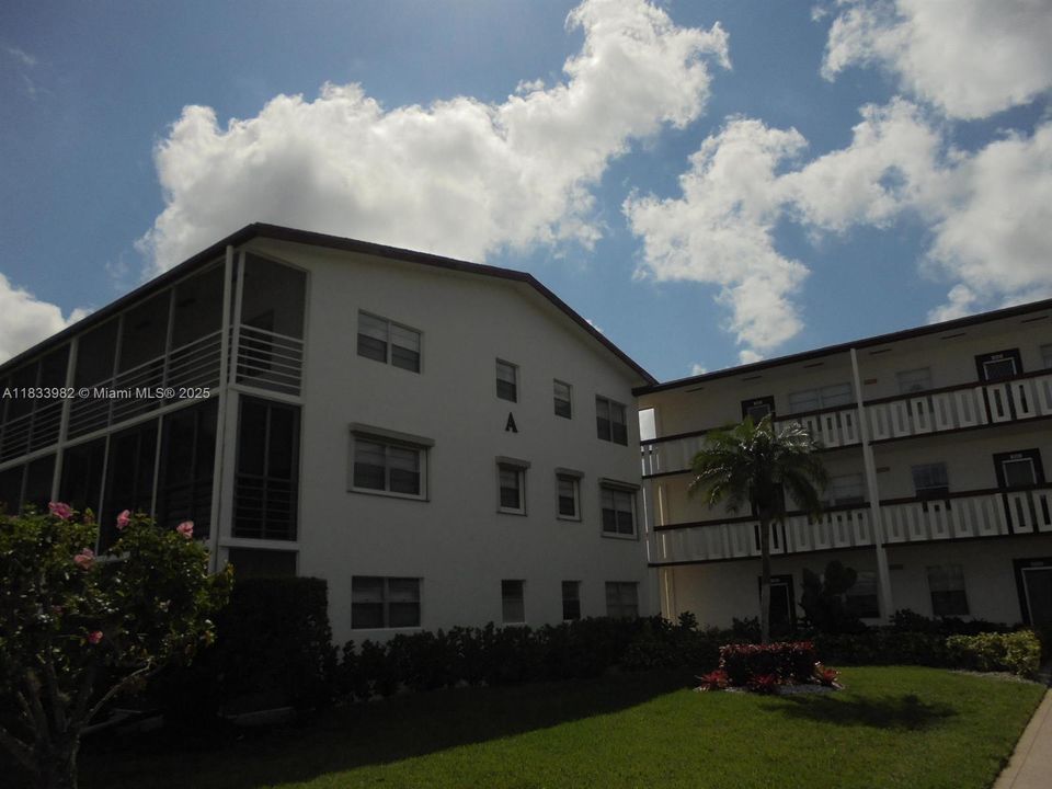 待售: $105,000 (2 贝兹, 1 浴室, 819 平方英尺)