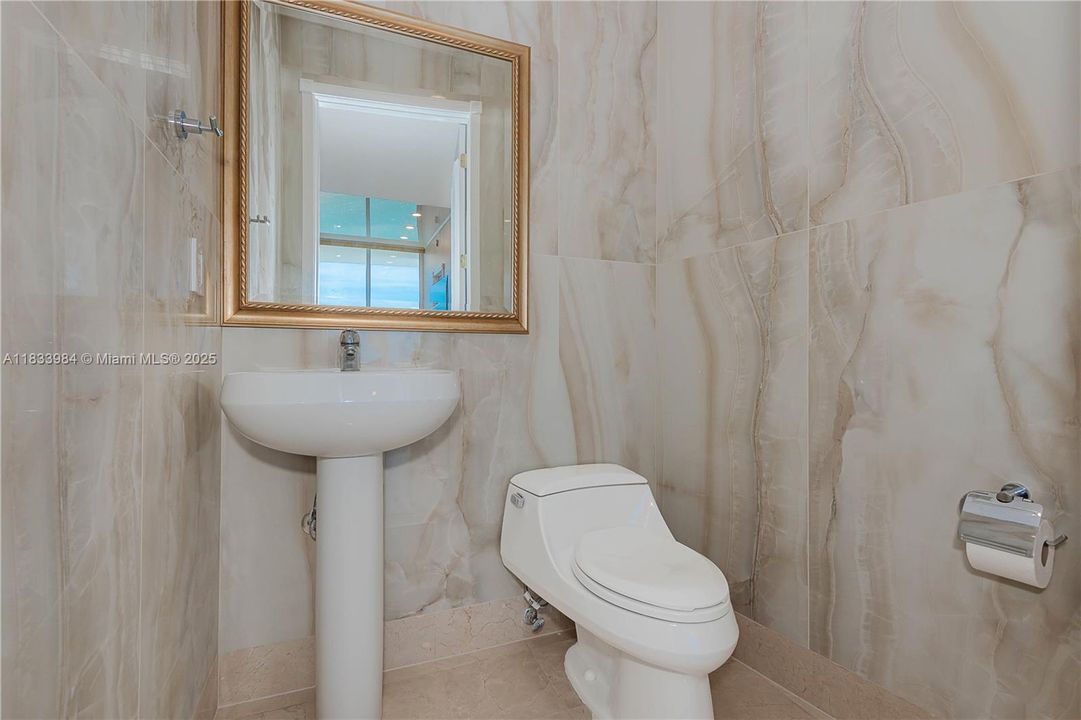 待售: $1,650,000 (2 贝兹, 2 浴室, 1348 平方英尺)