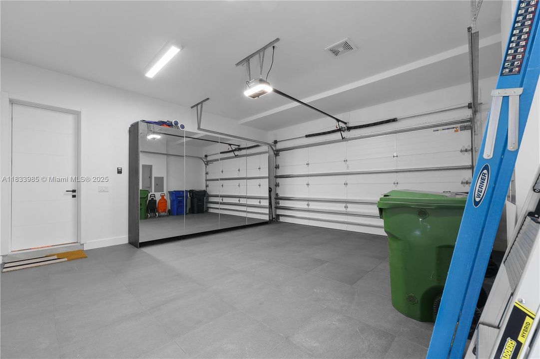 Vendido Recientemente: $3,100,000 (4 camas, 4 baños, 3438 Pies cuadrados)