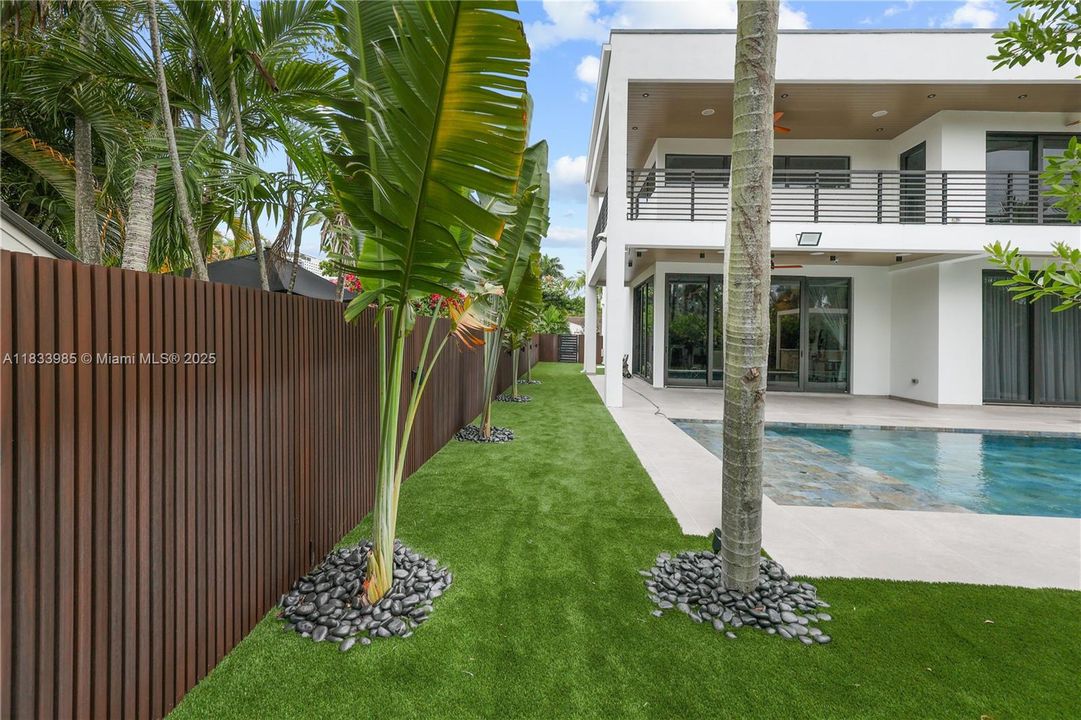 Vendido Recientemente: $3,100,000 (4 camas, 4 baños, 3438 Pies cuadrados)