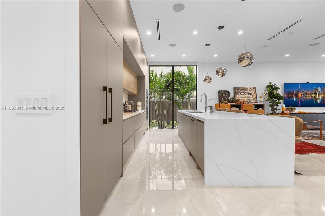 Vendido Recientemente: $3,100,000 (4 camas, 4 baños, 3438 Pies cuadrados)