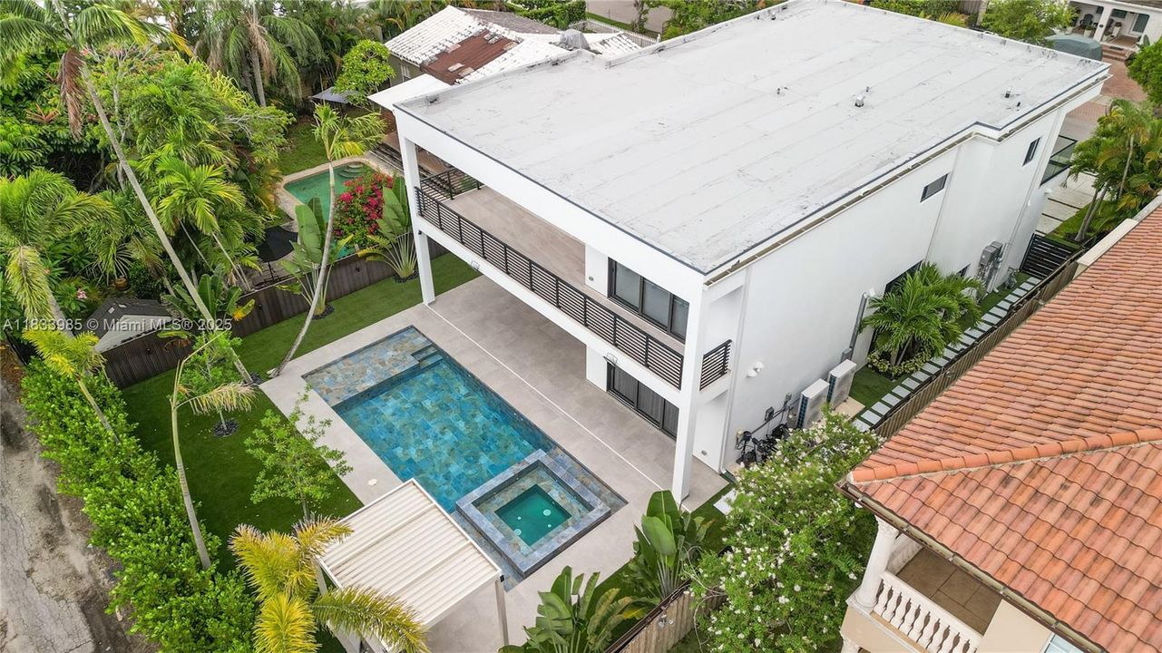 Vendido Recientemente: $3,100,000 (4 camas, 4 baños, 3438 Pies cuadrados)