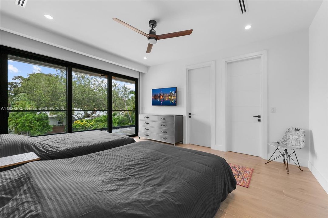 Vendido Recientemente: $3,100,000 (4 camas, 4 baños, 3438 Pies cuadrados)