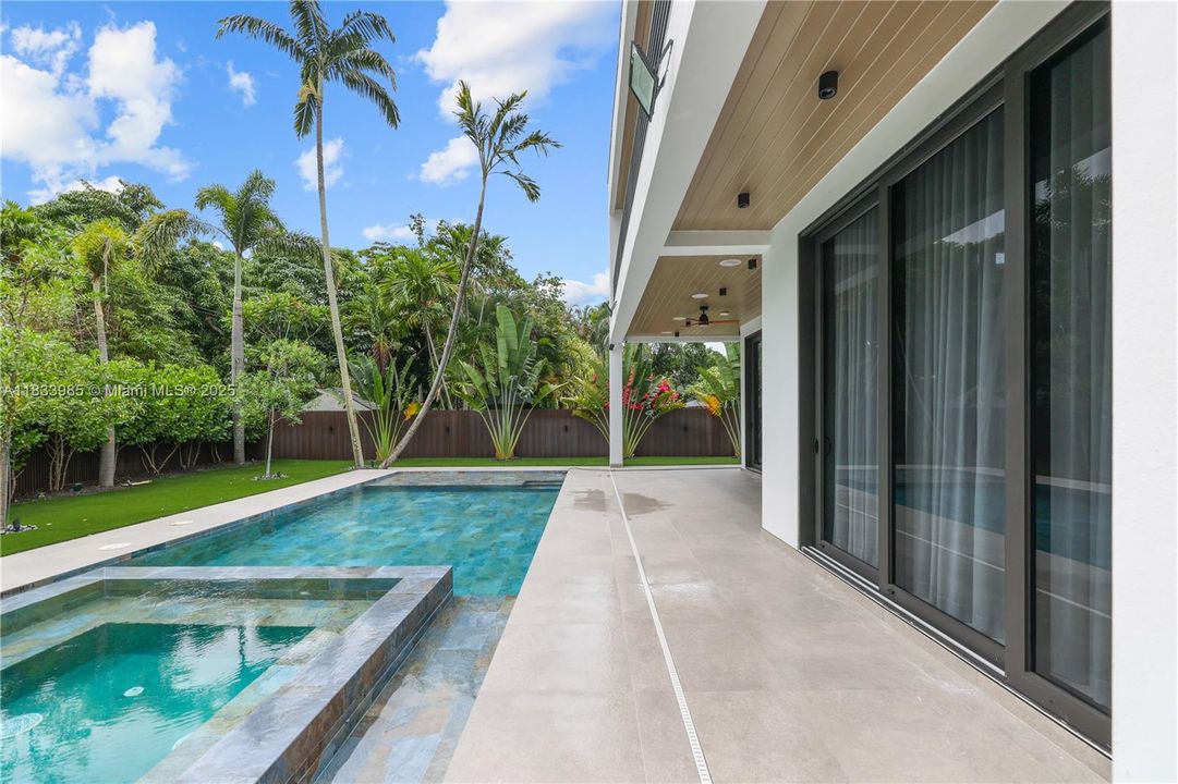 Vendido Recientemente: $3,100,000 (4 camas, 4 baños, 3438 Pies cuadrados)