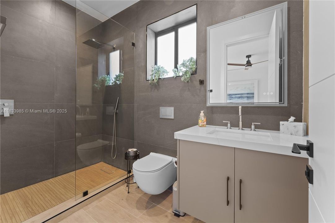 Vendido Recientemente: $3,100,000 (4 camas, 4 baños, 3438 Pies cuadrados)