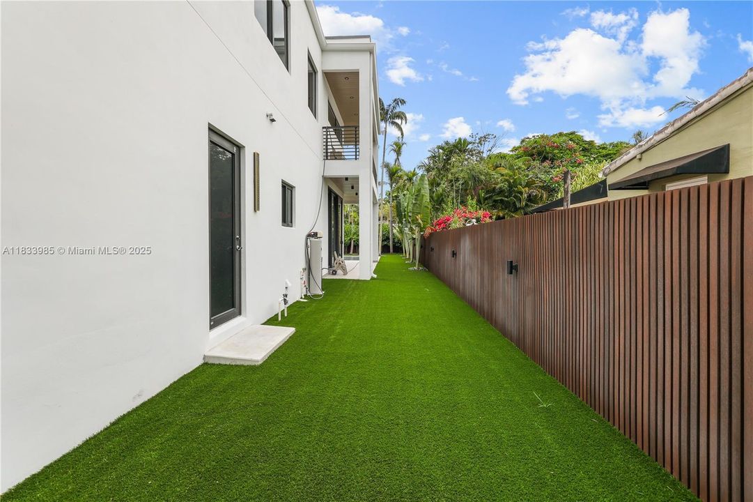 Vendido Recientemente: $3,100,000 (4 camas, 4 baños, 3438 Pies cuadrados)