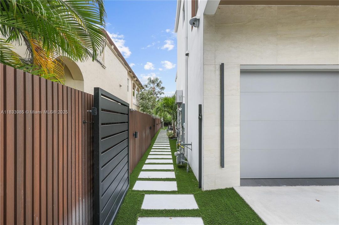 Vendido Recientemente: $3,100,000 (4 camas, 4 baños, 3438 Pies cuadrados)