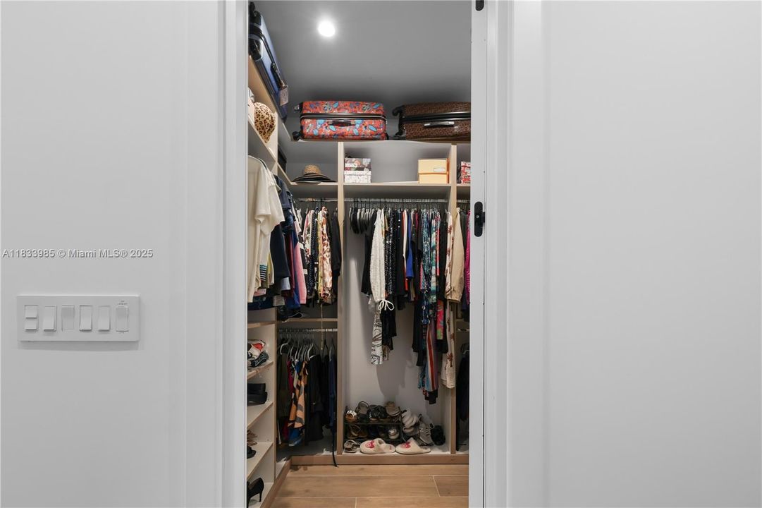 Vendido Recientemente: $3,100,000 (4 camas, 4 baños, 3438 Pies cuadrados)