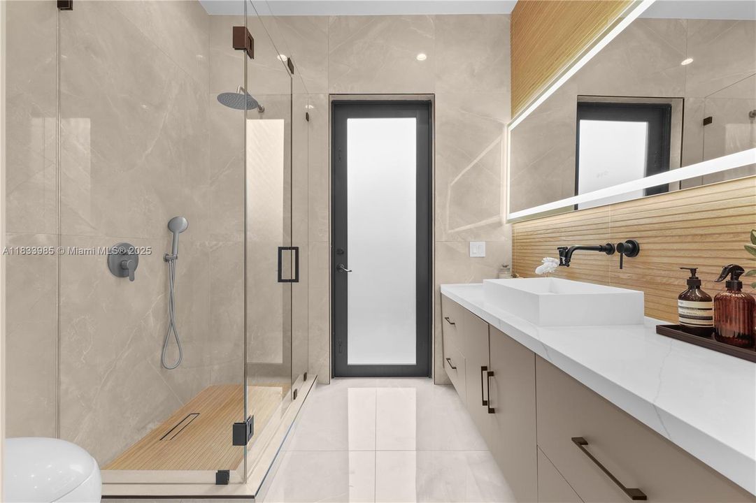 Vendido Recientemente: $3,100,000 (4 camas, 4 baños, 3438 Pies cuadrados)