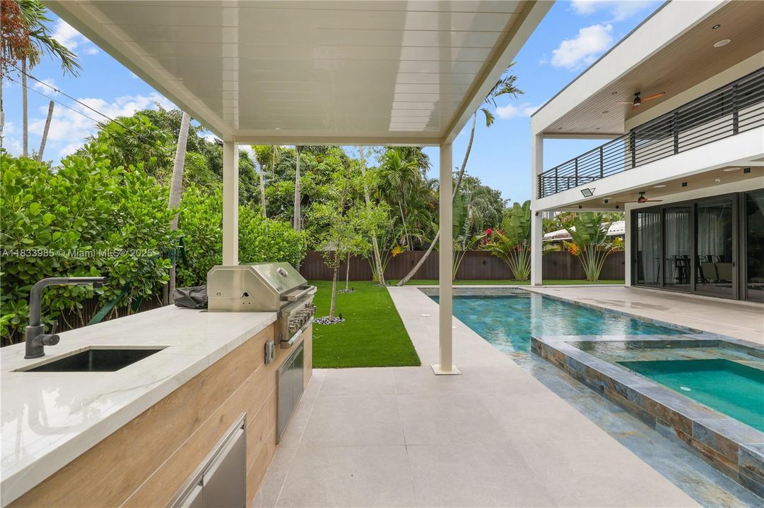 Vendido Recientemente: $3,100,000 (4 camas, 4 baños, 3438 Pies cuadrados)