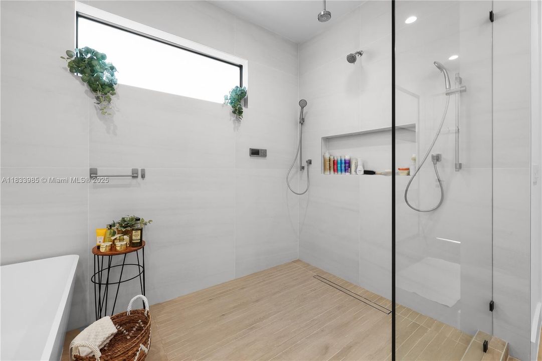 Vendido Recientemente: $3,100,000 (4 camas, 4 baños, 3438 Pies cuadrados)