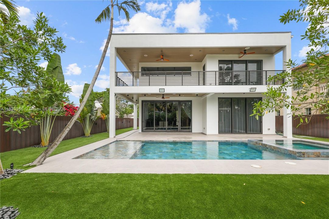 Vendido Recientemente: $3,100,000 (4 camas, 4 baños, 3438 Pies cuadrados)