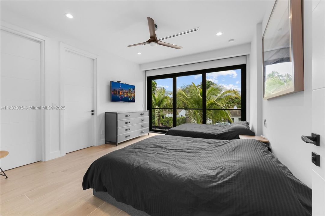 Vendido Recientemente: $3,100,000 (4 camas, 4 baños, 3438 Pies cuadrados)