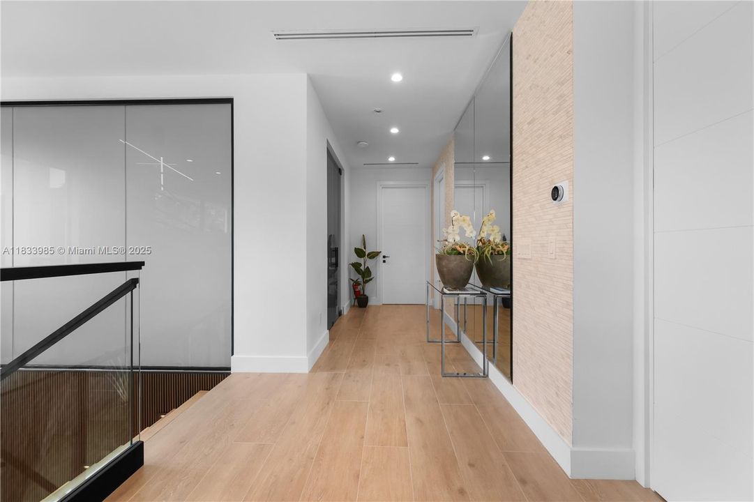 Vendido Recientemente: $3,100,000 (4 camas, 4 baños, 3438 Pies cuadrados)