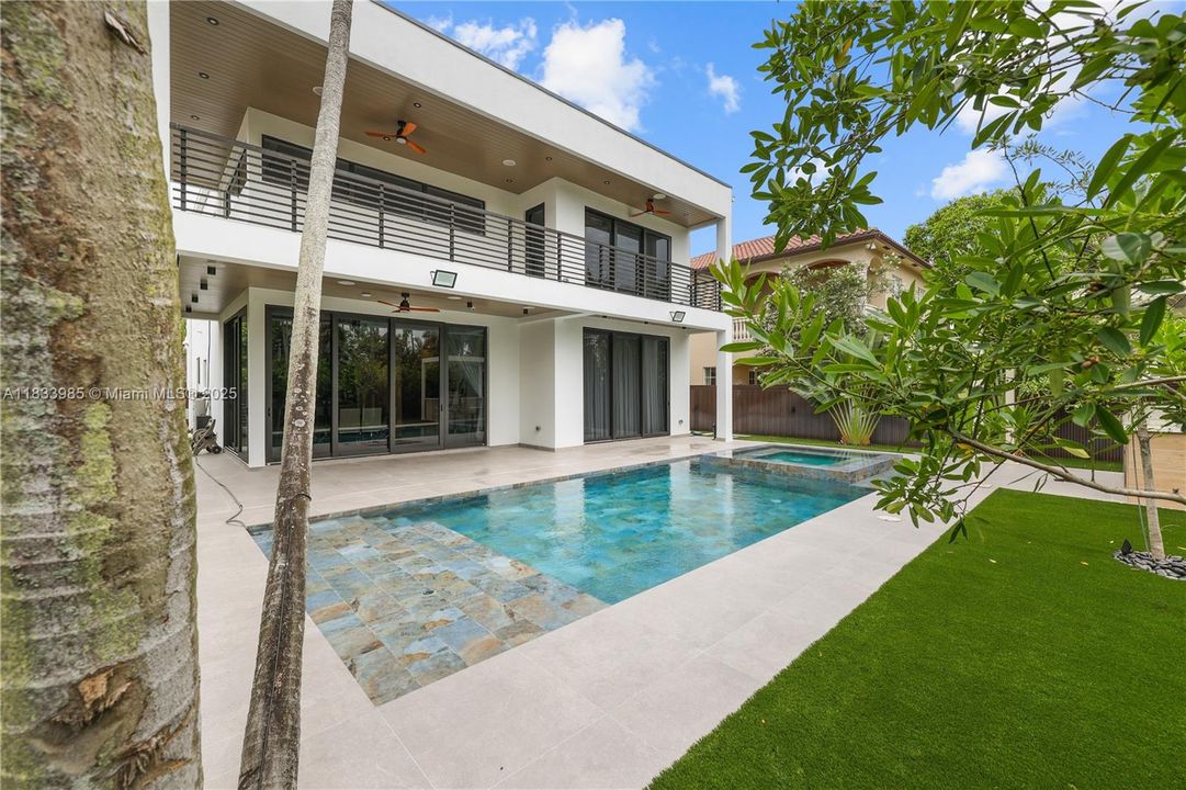 Vendido Recientemente: $3,100,000 (4 camas, 4 baños, 3438 Pies cuadrados)