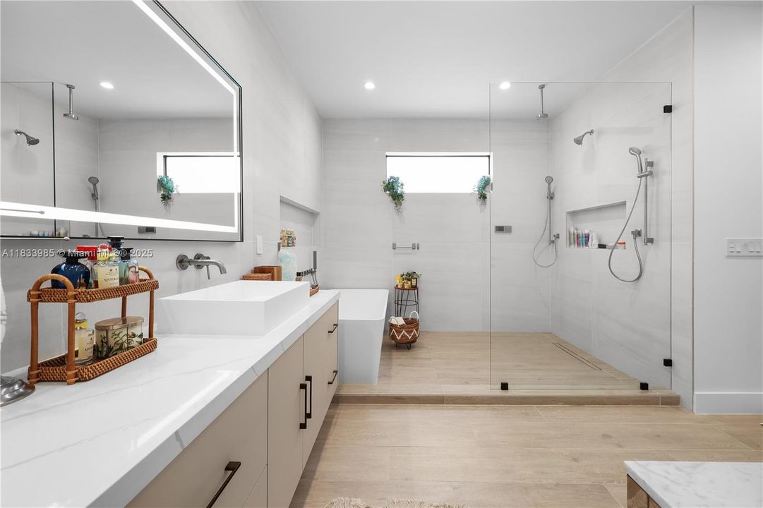 Vendido Recientemente: $3,100,000 (4 camas, 4 baños, 3438 Pies cuadrados)