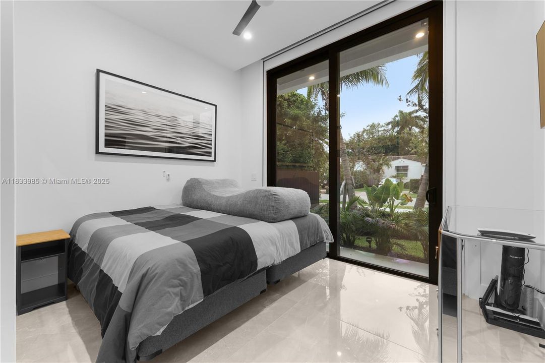 Vendido Recientemente: $3,100,000 (4 camas, 4 baños, 3438 Pies cuadrados)