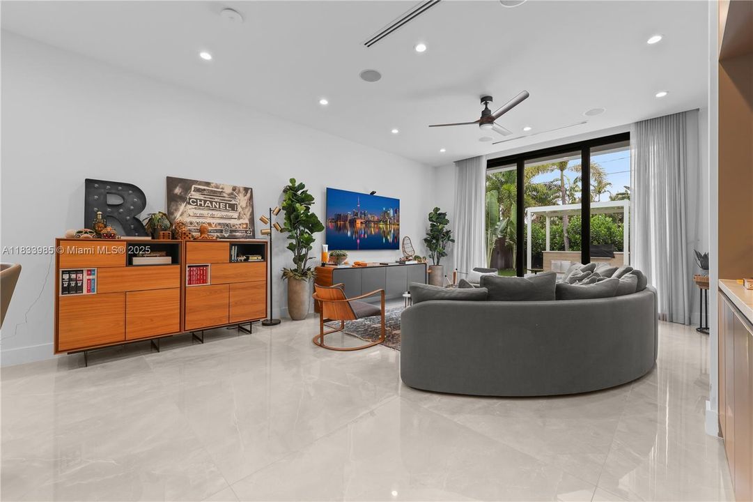 Vendido Recientemente: $3,100,000 (4 camas, 4 baños, 3438 Pies cuadrados)