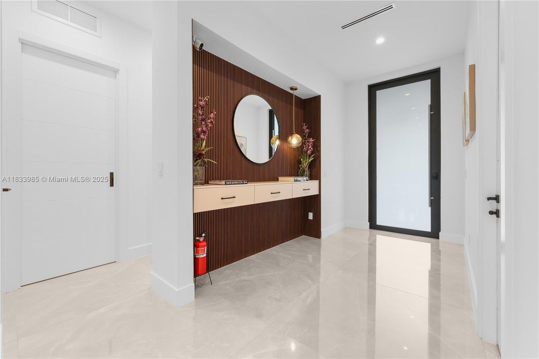 Vendido Recientemente: $3,100,000 (4 camas, 4 baños, 3438 Pies cuadrados)