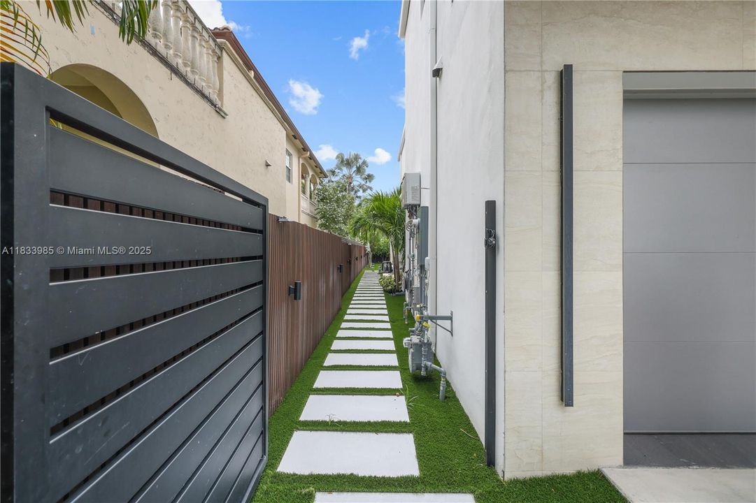 Vendido Recientemente: $3,100,000 (4 camas, 4 baños, 3438 Pies cuadrados)