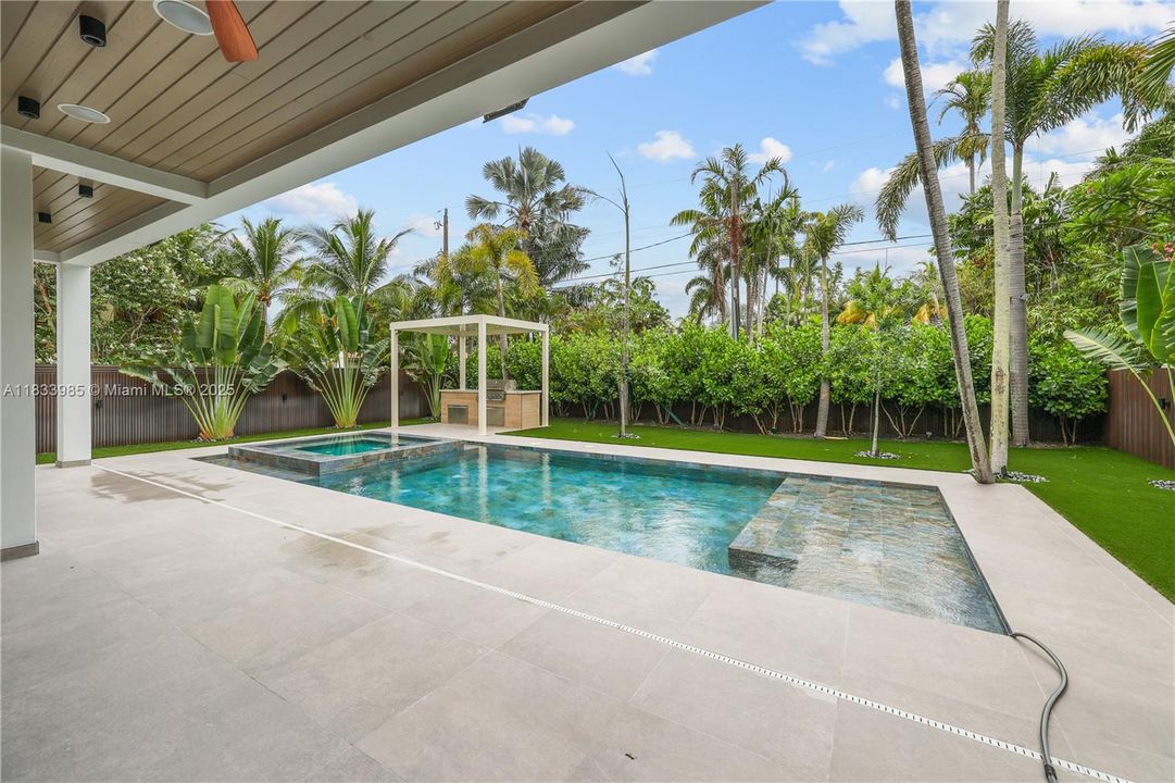 Vendido Recientemente: $3,100,000 (4 camas, 4 baños, 3438 Pies cuadrados)