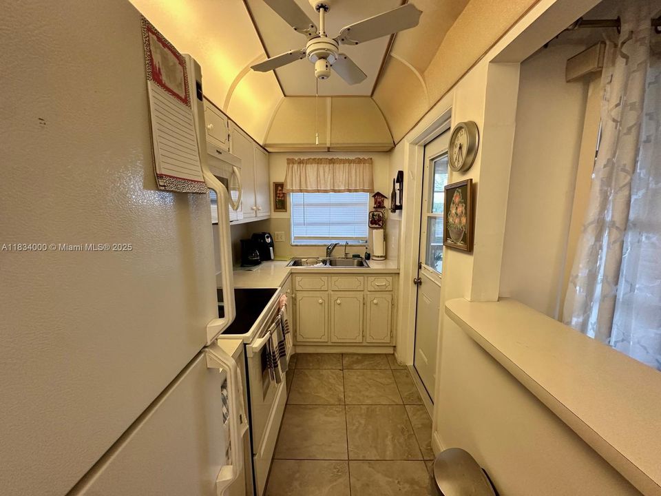 For Sale: $110,000 (1 beds, 1 baths, 720 Square Feet)