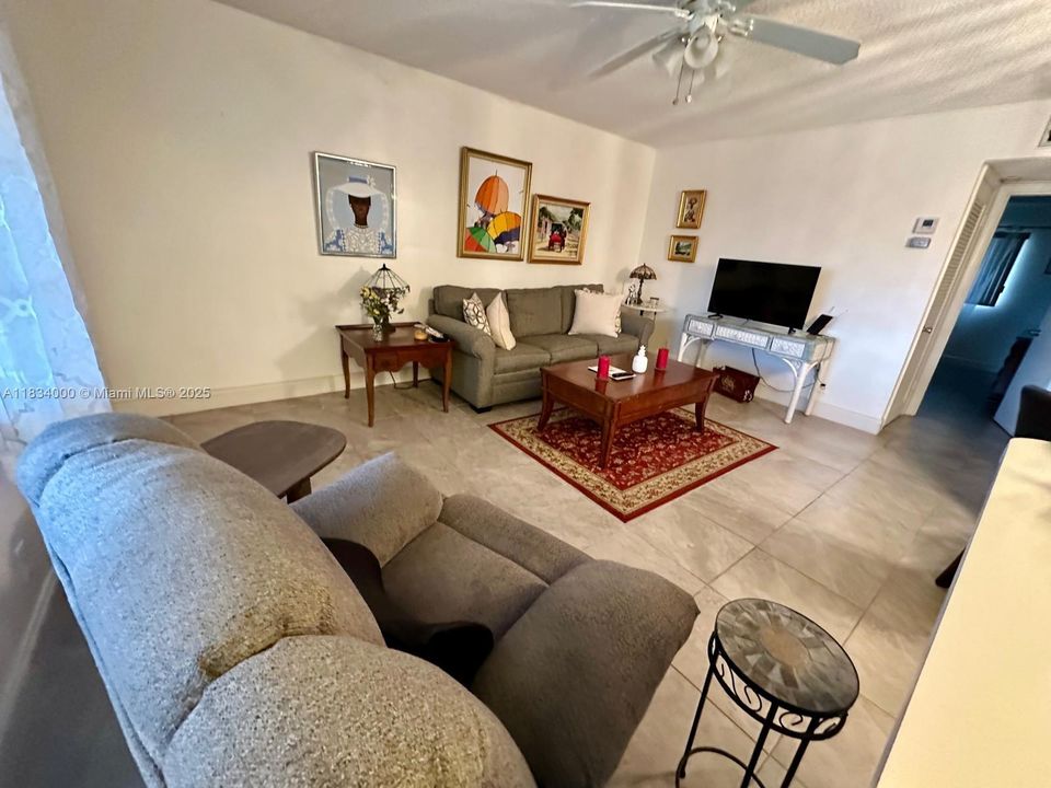 For Sale: $110,000 (1 beds, 1 baths, 720 Square Feet)