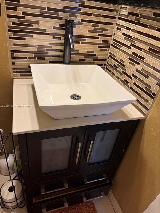 Недавно продано: $354,999 (3 спален, 2 ванн, 1301 Квадратных фут)