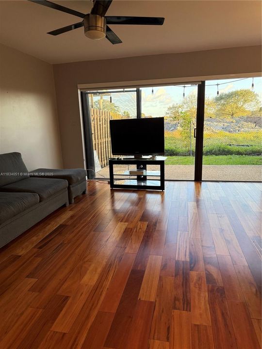 Недавно продано: $354,999 (3 спален, 2 ванн, 1301 Квадратных фут)