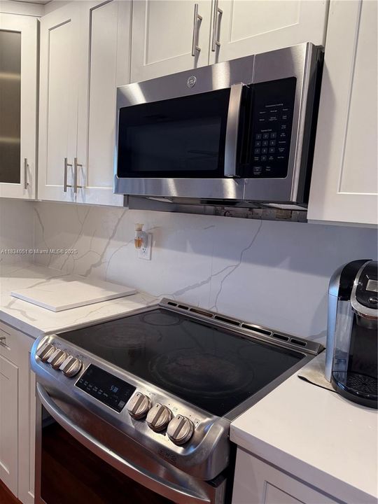 Недавно продано: $354,999 (3 спален, 2 ванн, 1301 Квадратных фут)