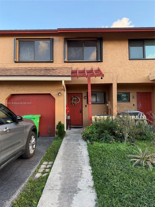 Недавно продано: $354,999 (3 спален, 2 ванн, 1301 Квадратных фут)