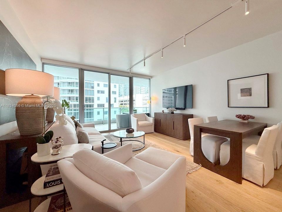For Sale: $699,000 (1 beds, 1 baths, 895 Square Feet)