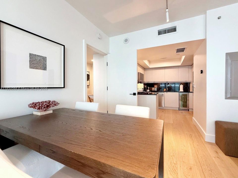For Sale: $699,000 (1 beds, 1 baths, 895 Square Feet)