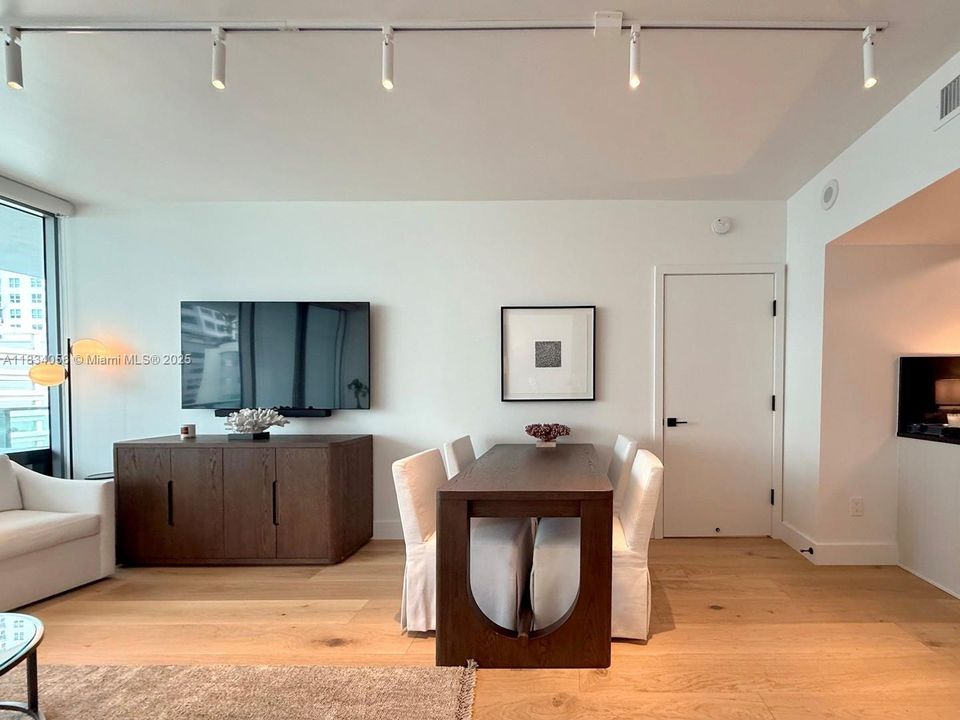 For Sale: $699,000 (1 beds, 1 baths, 895 Square Feet)