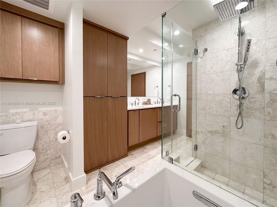 For Sale: $699,000 (1 beds, 1 baths, 895 Square Feet)