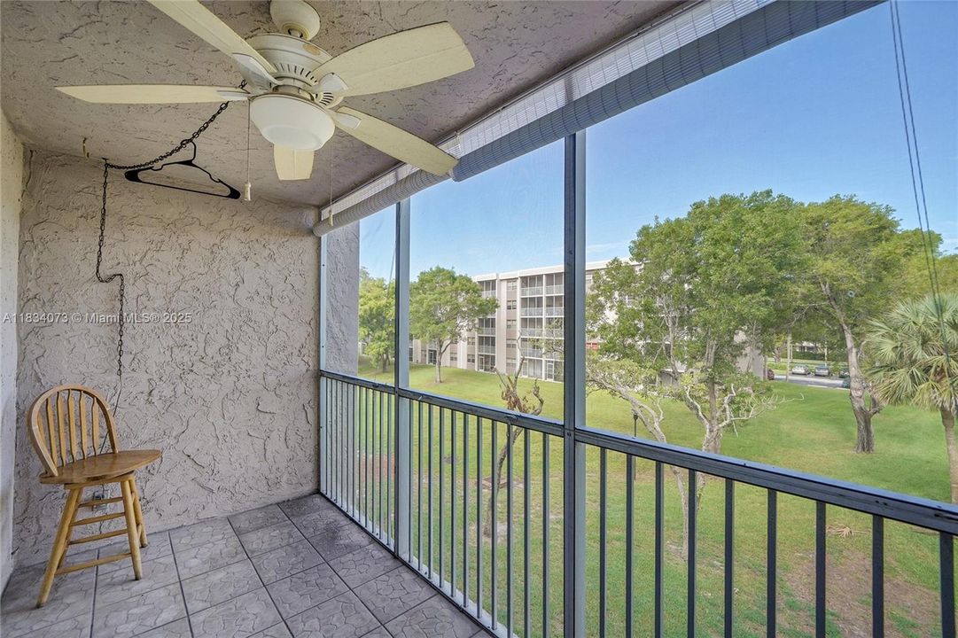 For Sale: $199,000 (2 beds, 2 baths, 990 Square Feet)