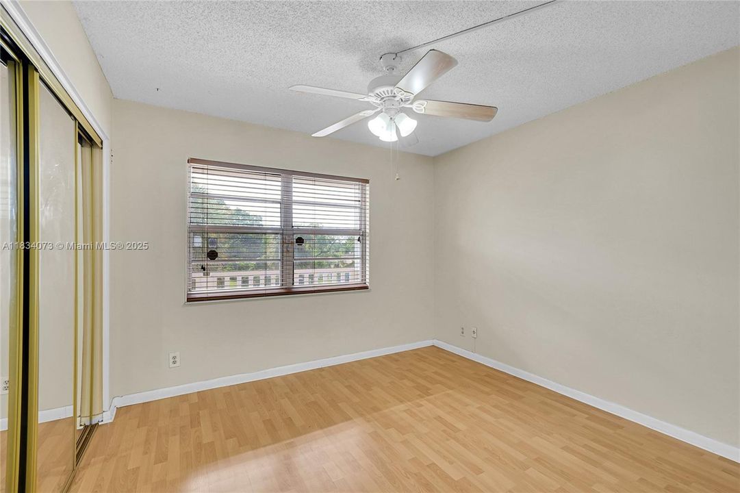 For Sale: $199,000 (2 beds, 2 baths, 990 Square Feet)