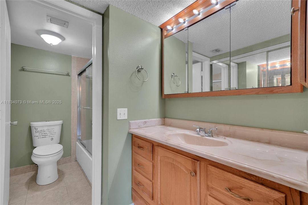For Sale: $199,000 (2 beds, 2 baths, 990 Square Feet)