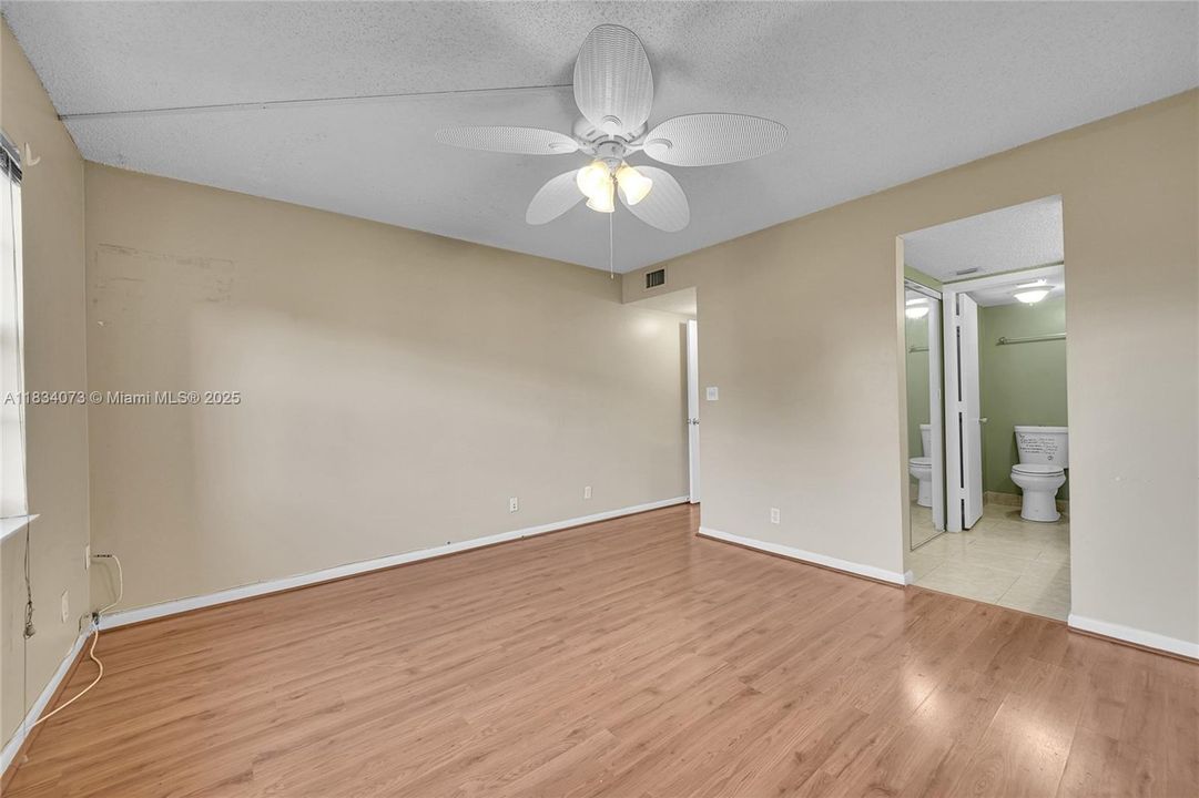 For Sale: $199,000 (2 beds, 2 baths, 990 Square Feet)