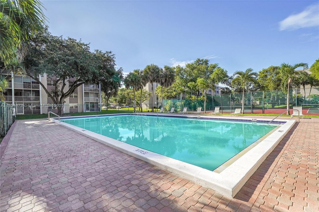 For Sale: $199,000 (2 beds, 2 baths, 990 Square Feet)