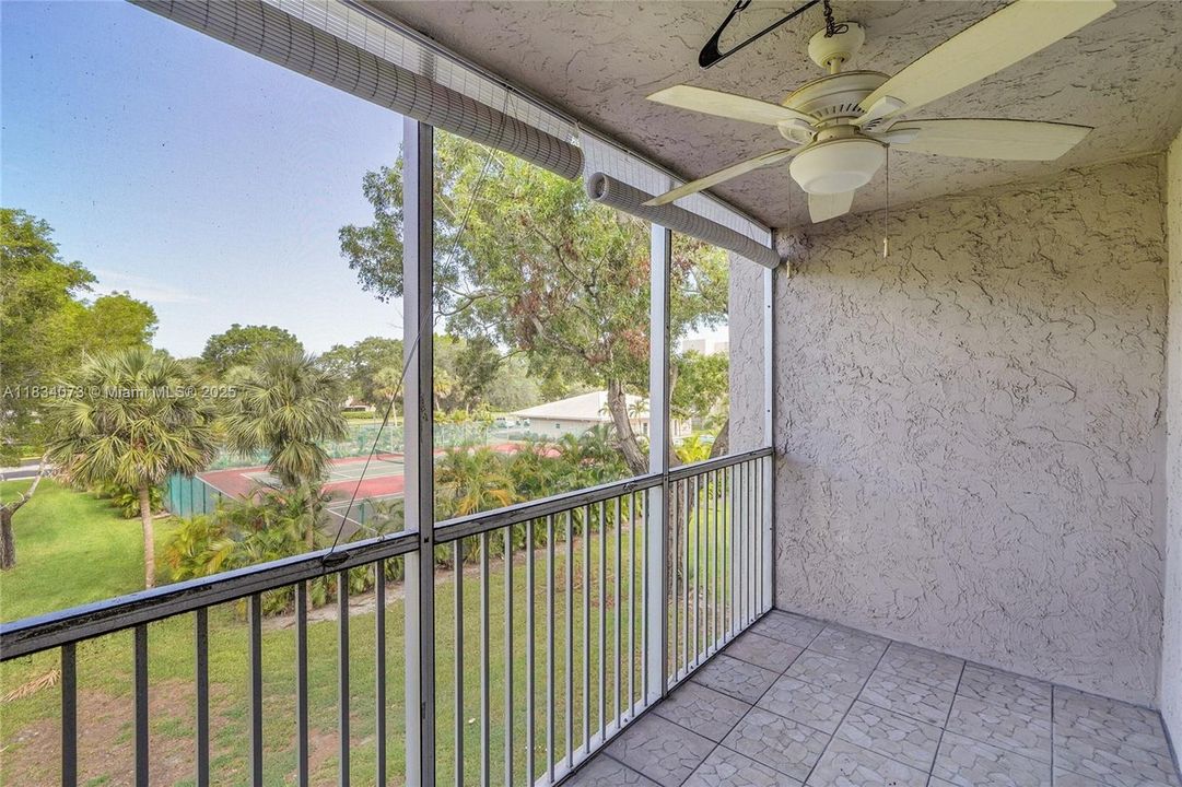 For Sale: $199,000 (2 beds, 2 baths, 990 Square Feet)